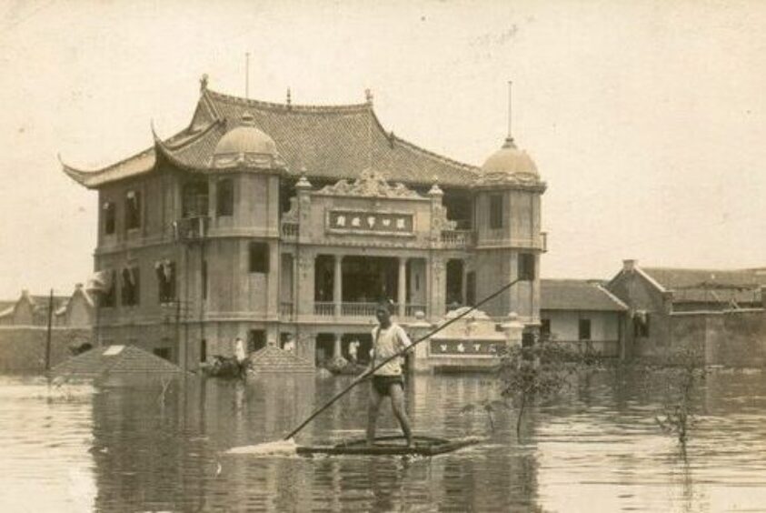 Hankow City Hall, 1931 China Flood / Photograph by 新浪博客「武汉一中老校友」（轉載讀者稿件）, public domain, via Wikimedia Commons